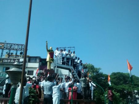 ராஜீவ் காந்தியின் 71வது பிறந்த நாள்... நாடு முழுவதும் சிலைகளுக்கு அஞ்சலி