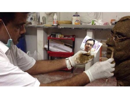 சாணியை வைத்து இளங்கோவனுக்கு சிலை வடித்த ஹூசைனி!