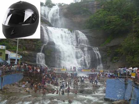 குற்றாலம் குளிக்கப் போறீங்களா? ஹெல்மெட்டோட போங்கப்பா...
