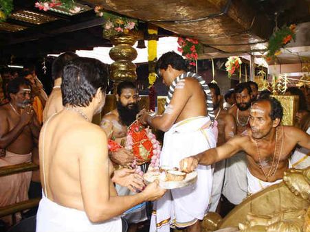 ஓணம் பண்டிகைக்காக 26-ம் தேதி சபரிமலை நடைதிறப்பு... தரிசனத்திற்காக குவியும் பக்தர்கள்