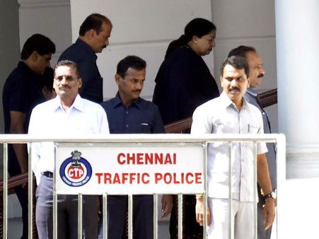 ஜெ. மீண்டும் முதல்வரான பின் முதல் முறை கூடியது சட்டசபை- அ.தி.மு.க. எம்.எல்.ஏக்கள் உற்சாக வரவேற்பு!!