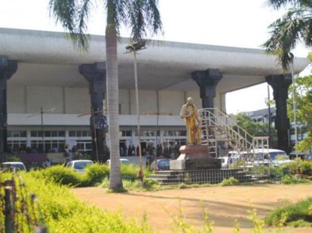 காங். அறக்கட்டளை மேலாளர் வீட்டில் போலீஸ் திடீர் ரெய்டு.... அடுத்து இளங்கோவனுக்கு 'குறி'