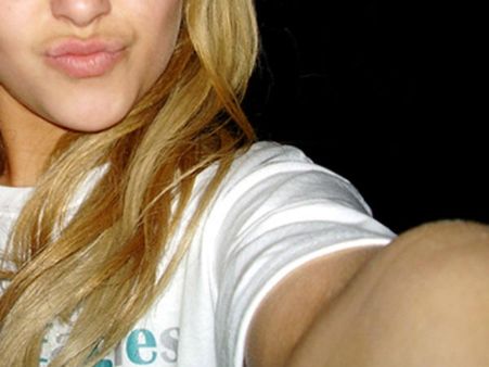 உதட்டைக் குவிச்சு, தலையை சாய்த்து செல்பி எடுப்பவரா... அப்போ நீங்க ‘அந்த’ மாதிரியாம் பாஸ்!