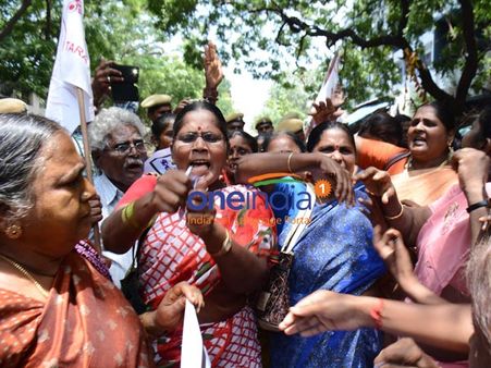 அரசாணையை எரிக்க முயன்ற மாற்றுத் திறனாளிகள்.. கலெக்டர் அலுவலகங்களில் பரபரப்பு