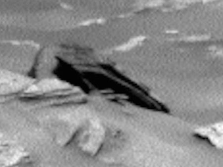 செவ்வாய் கிரகத்தில் நொறுங்கி கிடக்கிறது பறக்கும் தட்டு.. நாசா எடுத்த நச் போட்டோ!