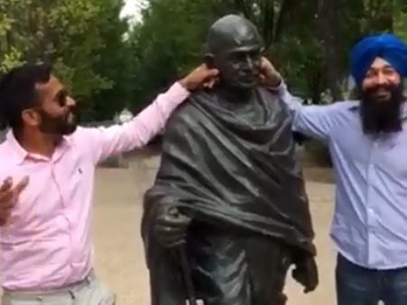 காந்தி கன்னத்தில் அறைந்து, காதைப் பிடித்து இழுத்து.. அராஜக இந்தியர்களின் சேட்டையால் பரபரப்பு