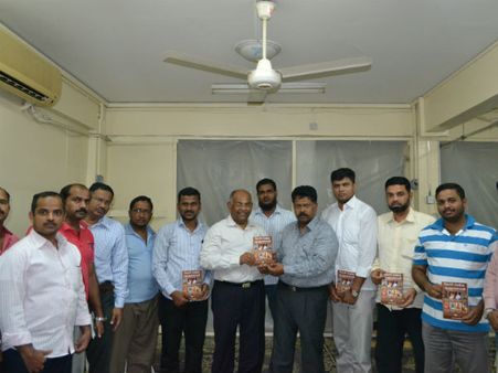 துபாய் ஈமான் அமைப்பின் சார்பில் 'தேசம் மறந்த ஆளுமைகள்' நூல் வெளியீடு