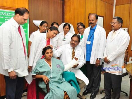 கணவர் வெட்டியதால் துண்டான ஆந்திரப் பெண்ணின் கையை மீண்டும் இணைத்த சென்னை டாக்டர்கள்!