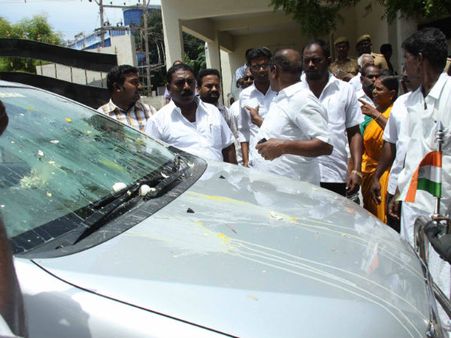 குறி பார்த்து முட்டையை வீசிய 