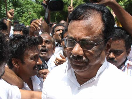 உட்கார சீட் கூட தரவில்லை போலீஸார்.. ஈவிகேஎஸ் இளங்கோவன் ஆவேசம்