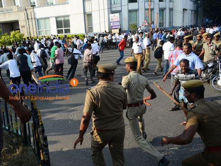 மதுரையில் லாரி மோதி கோரிப்பாளையம் தேவர் சிலை பீடம் சேதம் - சாலை மறியல்
