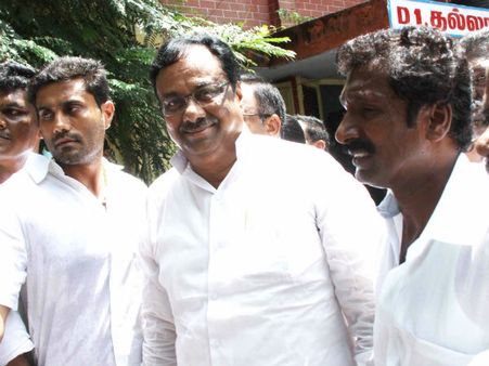 மதுரை வந்த ஈ.வி.கே.எஸ் இளங்கோவனை துடைப்பத்துடன் வரவேற்ற அதிமுகவினர்: பதற்றம்... பரபரப்பு