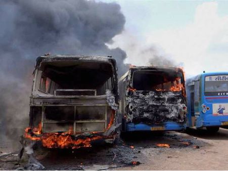 கலவர பூமியான காந்தி பிறந்த மண்... குஜராத் கலவரத்தில் பலியானோர் எண்ணிக்கை 10 ஆக உயர்வு