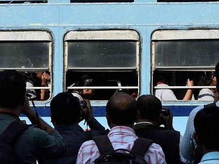 டெல்லி பெண்களுக்கு ஒரு நற்செய்தி: ரக்ஷாபந்தன் அன்று பேருந்து பயணம் 'ஃப்ரீ, ஃப்ரீ, ஃப்ரீ'