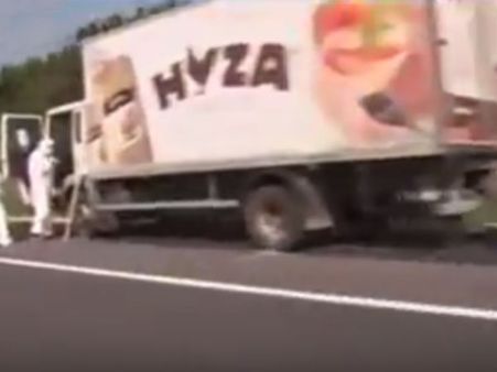 நெடுஞ்சாலையில் அனாதையாக நின்ற லாரிக்குள் 50 சடலங்கள் ... ஆஸ்திரியாவில்!