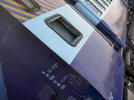 பெங்களூர் சிட்டியில் ரயில் தடம் புரண்டு விபத்து: பயணிகள் தப்பினர்.. சென்னை ரயில்கள் தாமதம்