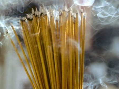 சிகரெட்டை விட மோசமானதாம் இந்த ஊதுபத்தி.. கேன்சர் வரலாமாம்..பீதி கிளப்பும் சீன ஆய்வு!