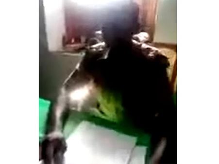 வாலிபரிடம் ரூ.1000 லஞ்சம்: வாட்ஸ்அப்பில் பரவிய வீடியோ - போலீஸ் சப்–இன்ஸ்பெக்டர் சஸ்பெண்ட்