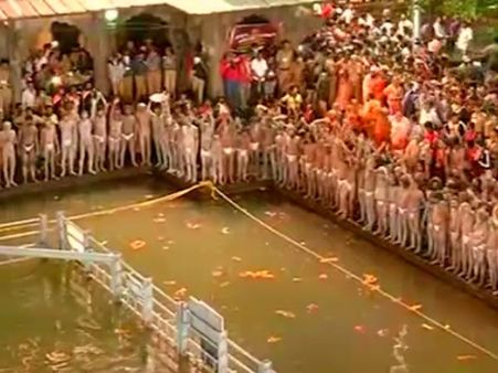 நாசிக்கில் கும்பமேளா: நிர்வாண சாதுக்கள், பக்தர்கள் ஆயிரக்காணக்கானோர் கோதாவரியில் புனித நீராடல்!