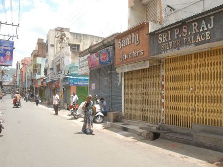 சிறப்பு அந்தஸ்து கேட்டு முழு அடைப்பு - ஆந்திராவில் இயல்பு வாழ்க்கை பாதிப்பு