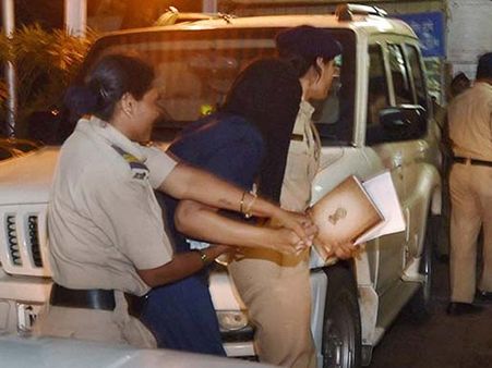 இந்திராணியை போலீஸார் அடித்தார்கள்... வக்கீல்கள் பரபரப்பு புகார்