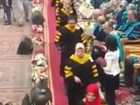 பட்டம் வாங்கும் முன்பு ஆசிரியரின் முகத்தில் காரித் துப்பிய மாணவர்: தீயாக பரவும் வீடியோ