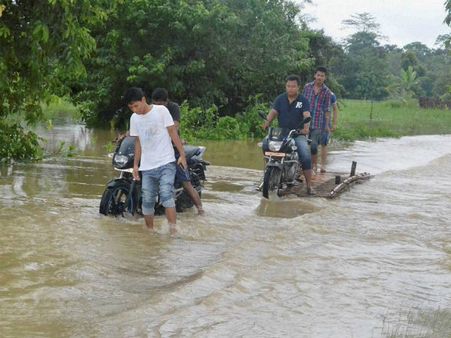 அசாமைப் புரட்டிப் போட்ட வெள்ளம்- 4 லட்சம் பேர் பாதிப்பு; உடைமைகளை இழந்து தவிப்பு!