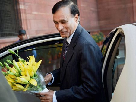 உள்துறை செயலர் பதவியில் இருந்து ரிடையர்டு ஆபீசர் பணிக்கு தூக்கியடிக்கப்பட்ட கோயல்!!