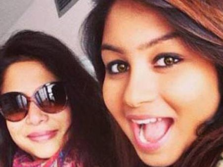 ஒரு மகளை கொன்றுவிட்டு மற்றொரு மகளை கட்டிப்பிடித்து நீலிக்கண்ணீர் விட்ட இந்திராணி