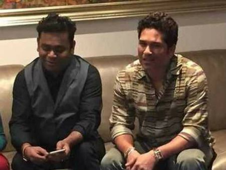 இசைப் புயல் ஏ.ஆர்.ரகுமானுக்கு விருந்தளித்து கவுரவப்படுத்திய கிரிக்கெட் ஜாம்பவான் சச்சின் டெண்டுல்கர்