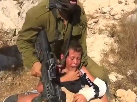 11 வயது பாலஸ்தீன பாலகனை வெறித்தனமாக கைது செய்யும் இஸ்ரேல் வீரர்.. உலகை உலுக்கும் வீடியோ