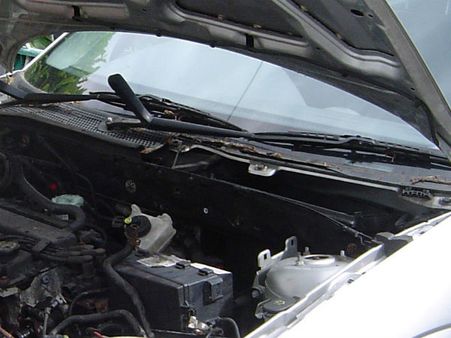 கார் எஞ்சினுக்குப் பின்னால் பதுங்கிப் படுத்தபடி ஸ்பெயினுக்கு அகதியாக வந்த கினியா இளைஞர்!