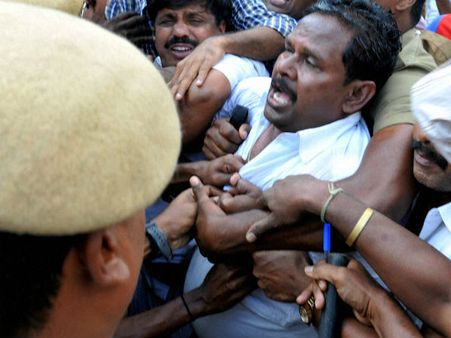 நெல்லை அருகே கோவிலில் புகுந்து சாமி சிலைகள் உடைப்பால் பதற்றம்!!