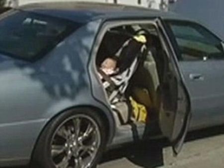 என்னா ஒரு கடமையுணர்வு.... குழந்தை என நினைத்து கார் கண்ணாடியை உடைத்து ‘பொம்மை’யை மீட்ட போலீஸார்!