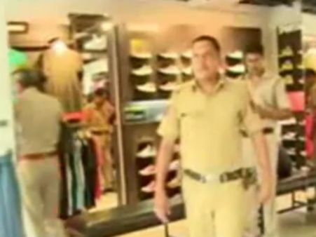 ரவுடியை ஷாப்பிங் அழைத்துச் சென்ற 6 போலீஸ்காரர்கள் டிஸ்மிஸ்