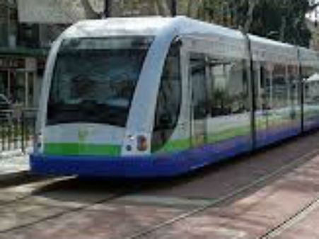 டிராம் வண்டி பயணம்... கீழே இறங்கிய குழந்தை கதறக், கதற பெற்றோருடன் வண்டியை ஓட்டிச் சென்ற ஓட்டுநர்!