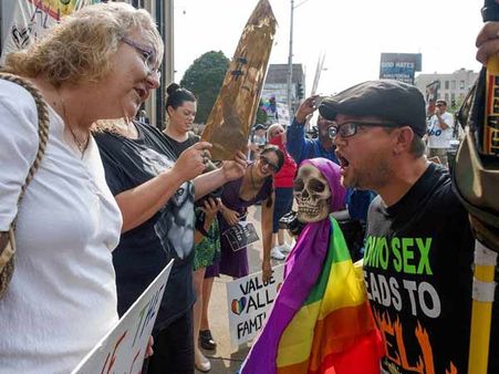 'கே' திருமண சான்று தராத அதிகாரிக்கு ஜெயில்!- அமெரிக்க நீதிபதி அதிரடி தீர்ப்பு!