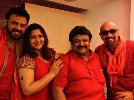 குஷ்புவின் பேஸ்புக் பக்கத்தில் மாஸ் காட்டும் பிரபலங்களுடனான “செல்பிக்களும், புகைப்படங்களும்”!