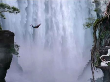 பிரபாஸ் போல மலையில் ஏற முயற்சித்து... பாகுபலியாகும் முயற்சியில் பரிதாபமாக பலியான இளைஞர்