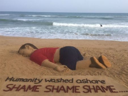 கரை ஒதுங்கிய மனிதநேயம்... அய்லான் மரணத்தை மணற் சிற்பமாக செதுக்கிய சுதர்சன்!