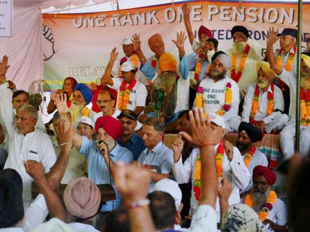 ஒன் ரேங்க் ஒன் பென்ஷன் திட்டம்... மோடி அறிவிப்பைத் தொடர்ந்து மாஜி ராணுவத்தினர் உண்ணாவிரதம் வாபஸ்