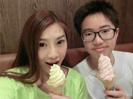 41 வயசில் மகனுக்கு தங்கை போல தோற்றமளிக்கும் தைவானின் ”அழகான அம்மா”!