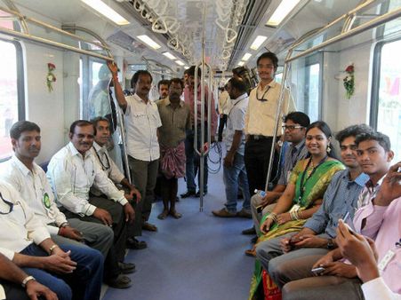 மெட்ரோ ரயிலில் “டூரிஸ்ட் கார்டு” அறிமுகம்- பயணிகளைக் கவர புதிய நடவடிக்கை