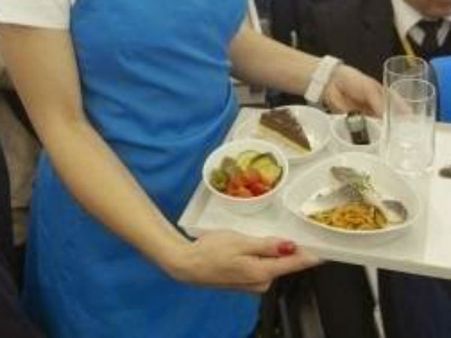 பயணிகளுக்கு மது அளிக்க மறுத்த முஸ்லீம் ஏர் ஹோஸ்டஸ் சஸ்பெண்ட்