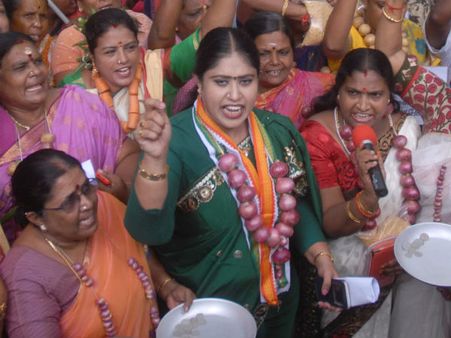 வெங்காய மாலை… வெண்டக்கா கொண்டை... போராட்டத்தில் கலக்கிய காங்கிரஸ் மகளிரணி