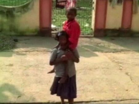 சிகிச்சைக்காக உடல்நலம் சரியில்லாத சகோதரனை 8 கி.மீ தோளில் தூக்கிச் சென்ற ‘பாசமலர்’