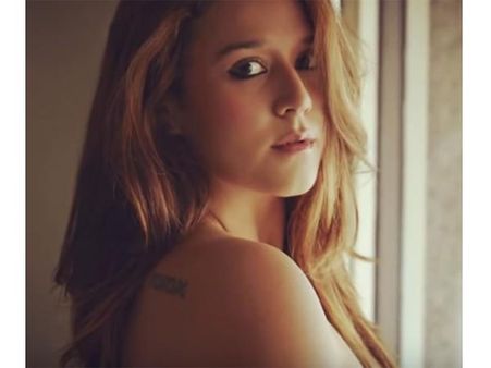 டாப்லெஸ் போட்டோவை வெளியிட்டு அதிர வைத்த நடிகர் ஜாக்கியின் மகள் கிருஷ்ணா!