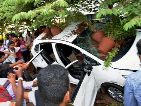 சுற்றுலா சென்ற இடத்தில் மாணவிகளிடம் சில்மிஷம்: கல்லூரி முதல்வரை அடித்து நொறுக்கிய மாணவர்கள்