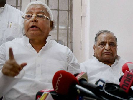 'சம்பந்தி' முலாயம் என்ன வேணா சொல்லட்டும்.. விமர்சிக்காதீங்கப்பா... அடக்கி வாசிக்கும் லாலு