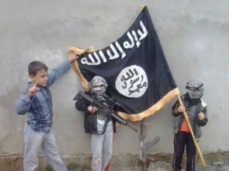 சிறுவர்கள் கையில் ஏ.கே.47... கைதிகளின் தலையை வெட்ட பயிற்சி... திகில் கிளப்பும் ஐஎஸ்ஐஎஸ் வீடியோ